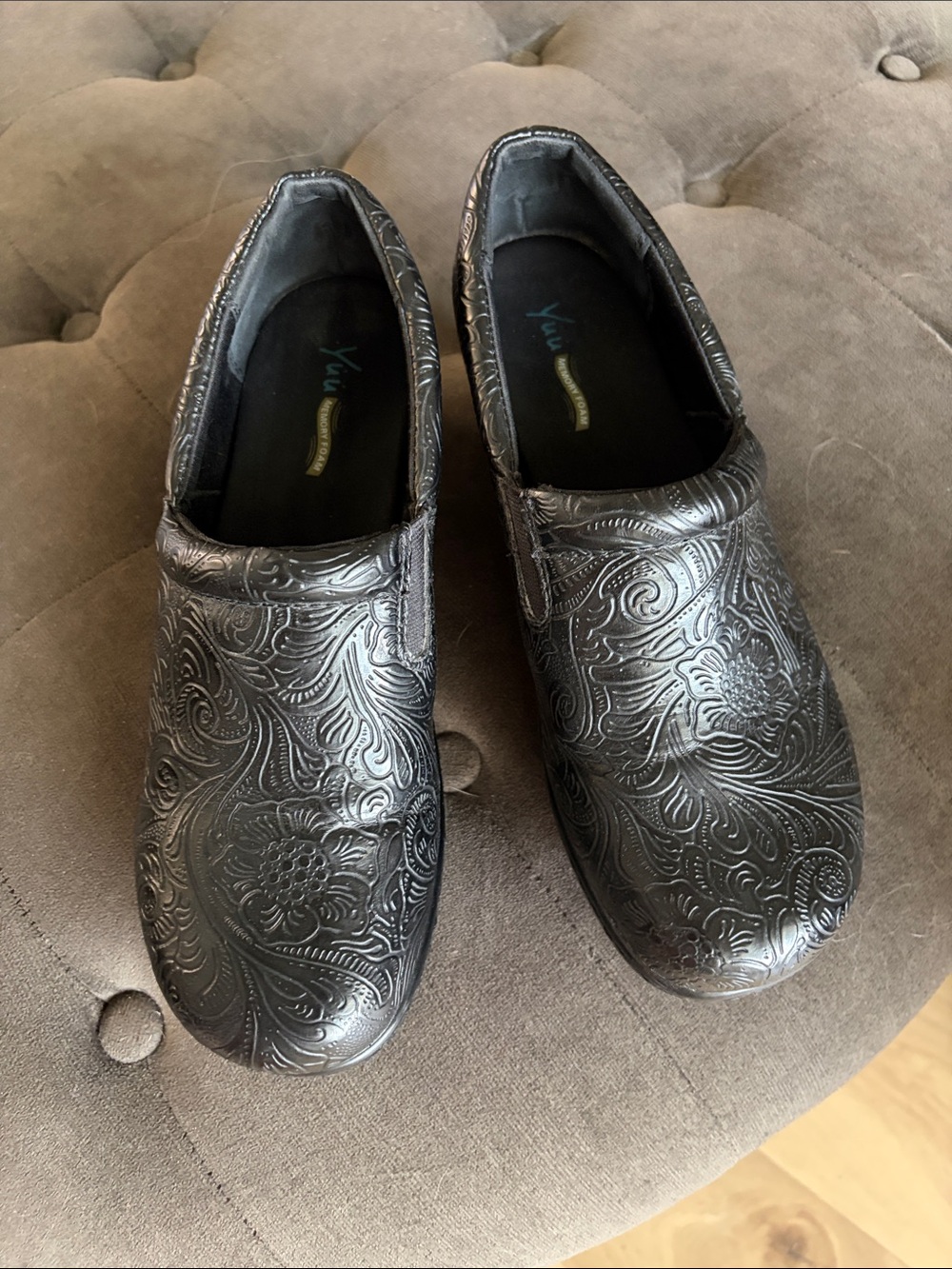 Yuu Womens Metallic Embossed Slip-On nurse Loafers in Black